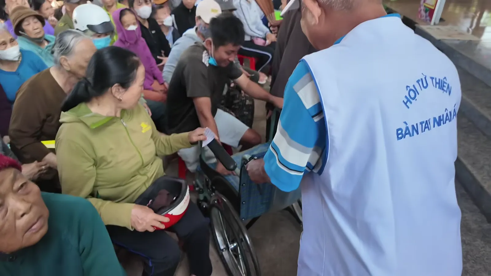 Compassionate Hands volunteers handing out gifts at Từ Hiếu Pagoda, Đắk Lắk